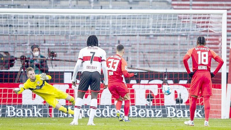 Leipzigs Andre Silva (2.v.r.) traf per Elfmeter zum 0:1. Foto: Tom Weller/dpa