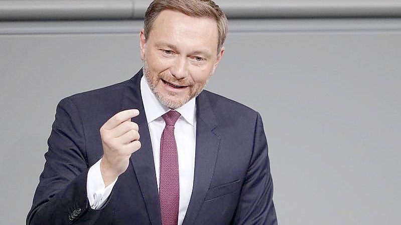 Bundesfinanzminister Christian Lindner spricht im Bundestag zu den Abgeordneten. Foto: Kay Nietfeld/dpa