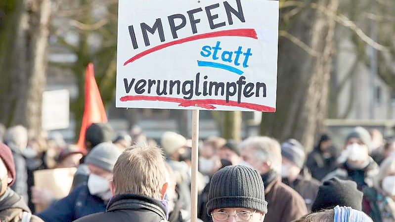 Teilnehmer einer Demonstration gegen die Corona-Maßnahmen in Freiburg. Foto: Philipp von Ditfurth/dpa