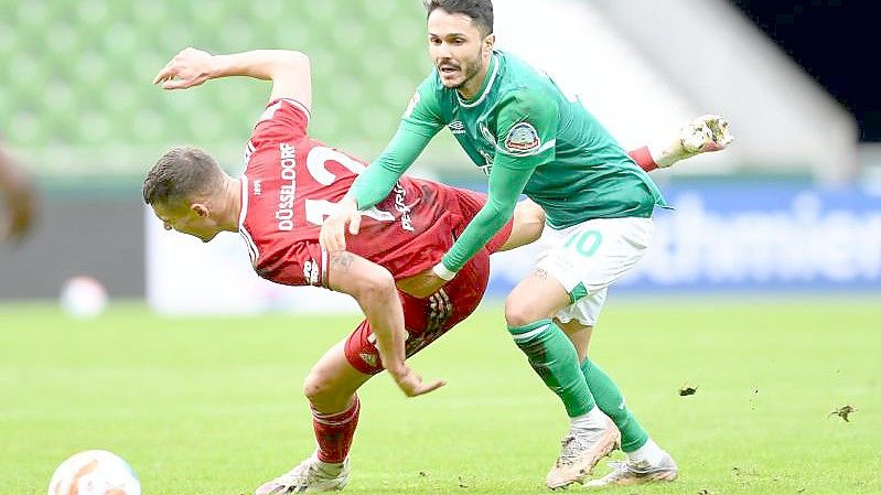 Leonardo Bittencourt (l) setzte sich mit Werder Bremen souverän gegen Fortund Düsseldorf durch. Foto: Carmen Jaspersen/dpa