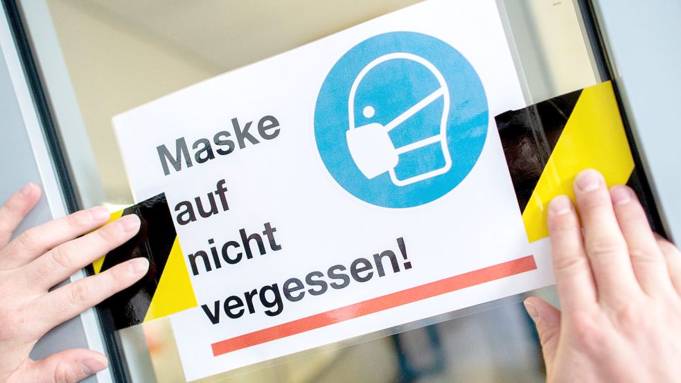 Nicht nur die Maskenpflicht, auch andere Corona-Vorgaben bleiben in Niedersachsen vorerst weiter bestehen. Foto: Hauke-Christian Dittrich/dpa