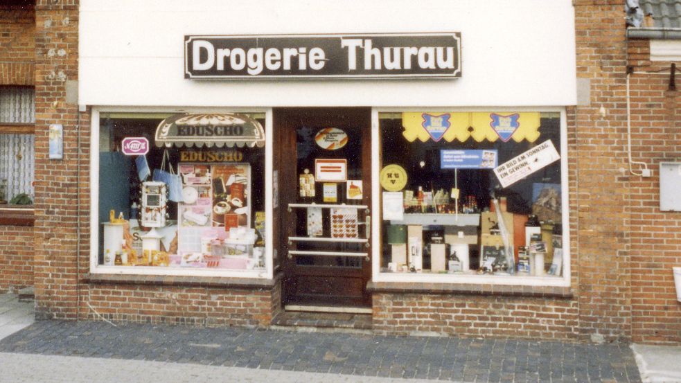 Die einstige Drogerie Thurau in Ihrhove stand für den aus Ihrhove stammenden Schriftsteller Jan Brandt sozusagen Pate, als er in seinem Debütroman „Gegen die Welt“ über die Drogerie Kuper im fiktiven ostfriesischen Dorf Jericho schrieb. Foto: privat