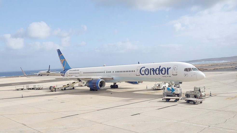 Die Pannen-Maschine von Condor auf dem Rollfeld des Flughafens auf Fuerteventura nach der Notlandung. Fotos: Privat