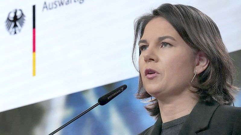 Außenministerin Annalena Baerbock bei einem Pressestatement in Berlin. Kurz vor ihrem Antrittsbesuchen in Kiew fordert der ukrainische Botschafter in Berlin Baerbock dazu auf, seinem Land die Lieferung von Waffen zuzusagen. Foto: Michael Sohn/Pool AP/dpa