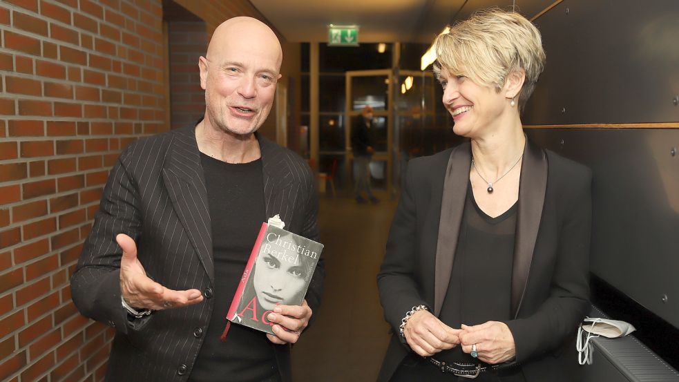 Der Schauspieler Christian Berkel las in Friesoythe aus seinem Roman „Ada“ und wurde von Birgit Meyer-Beylage vom Vorstand des Kulturkreises herzlich begrüßt. Fotos: C. Passmann