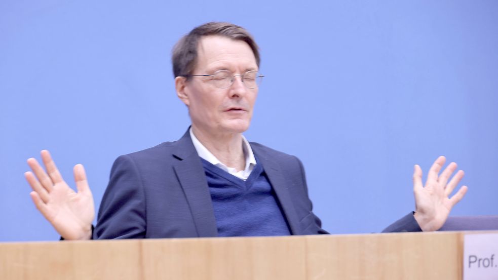 Sieht Bundesgesundheitsminister Karl Lauterbach (SPD) die Hoffnungsschimmer nicht? Foto: Frank Ossenbrink / Imago Images