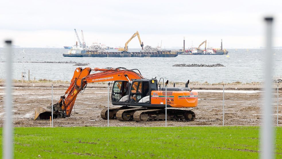 Baggerschiffe vor Fehmarn: Auf Teilen der Trasse für den Belttunnel darf vorläufig nicht weiter gebuddelt werden. Foto: Frank Molter