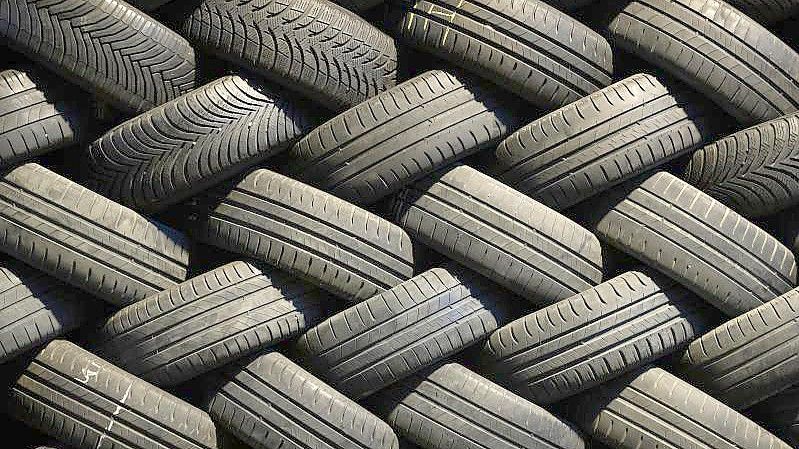 Gebrauchte Reifen liegen in einer Werkshalle bereit zur Wiederaufarbeitung. In Deutschland fallen jedes Jahr 570.000 Altreifen an. Foto: Friso Gentsch/dpa