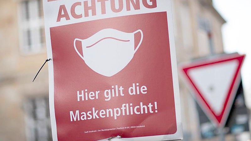 Maskenpflicht in der Osnabrücker Altstadt. Foto: Friso Gentsch/dpa