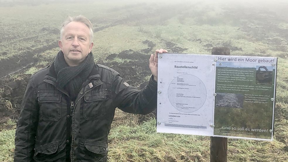 Der Ramsloher Landwirt Gerhard Block will auf einer Grünlandfläche an der Russenstraße in Flachsmeer ein Hochmoor entstehen lassen. Fotos: Zein