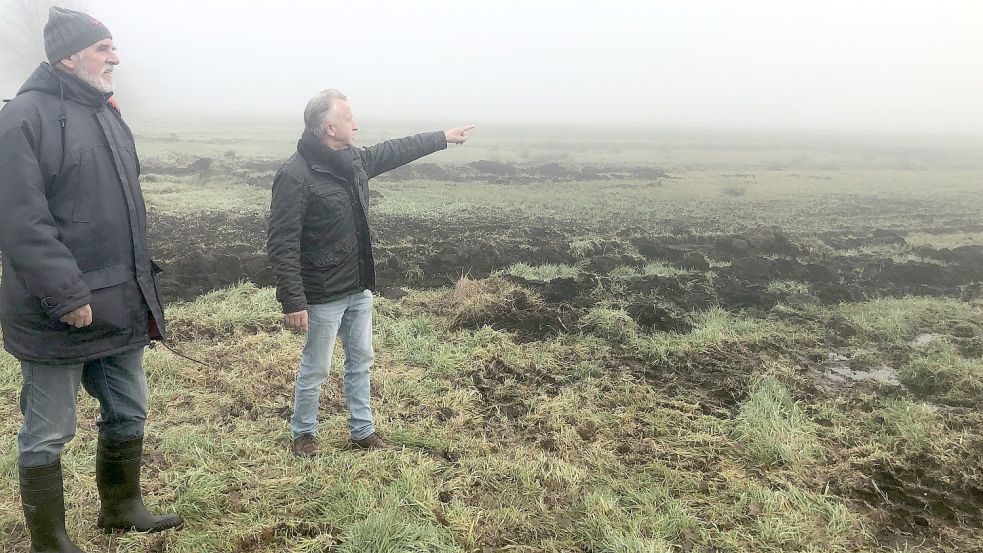 Gerhard Block erklärt dem Naturschützer Karl-Heinz-Augustin (links) sein Hochmoor-Projekt.