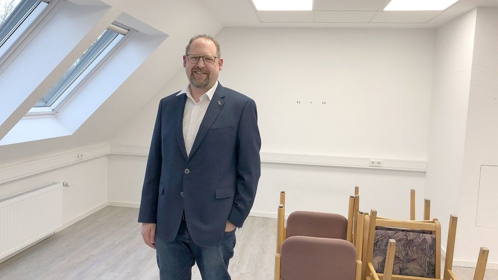 Bürgermeister Thomas Otto steht gut gelaunt in seinem künftigen Büro im Dachgeschoss des Rathauses. Foto: Kruse