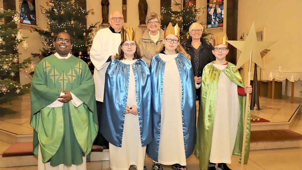 Die Verantwortlichen der Kirchengemeinde St. Jakobus Saterland waren mit dem Ergebnis der diesjährigen Sternsinger-Aktion im Saterland sehr zufrieden: (vorn, von links: Pfarrer Asir Rajendran, Anja, Laura und Jan Schulte, (hinten, von links) Georg Pugge, Mechthild Fickers und Doris Focken. Foto: C. Passmann