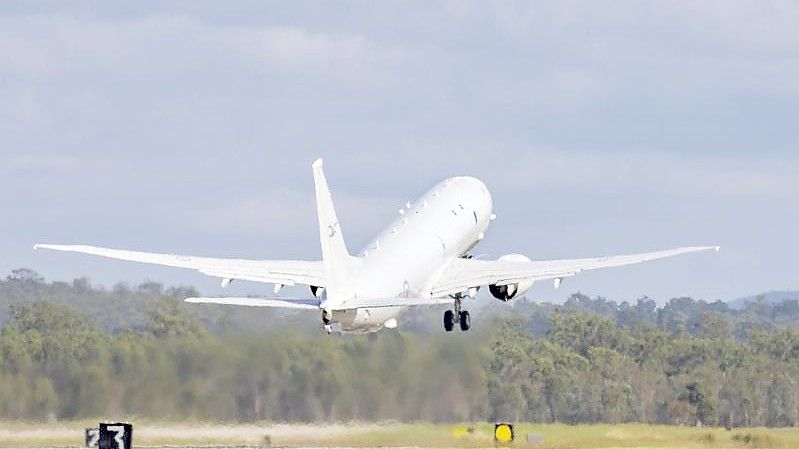 Ein Flugzeug der Royal Australian Air Force startet vom Luftwaffenstützpunkt in Amberly, um nach dem Vulkanausbruch Hilfe zu leisten. Foto: Lacw Emma Schwenke/ADF/Royal Australian Air Force via AP/dpa