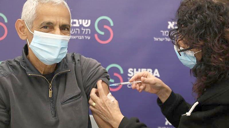 Ein Mann erhält im Schiba-Krankenhaus in Ramat Gan die vierte Dosis des Corona-Impfstoffs. Foto: Gideon Markowicz/JINI/XinHua/dpa