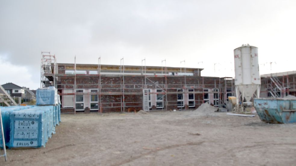 Ursprünglich sollte die Kindertagesstätte in Flachsmeer im Juli fertiggestellt sein. Doch dieser Zeitplan kann nicht eingehalten werden. Foto: Ammermann