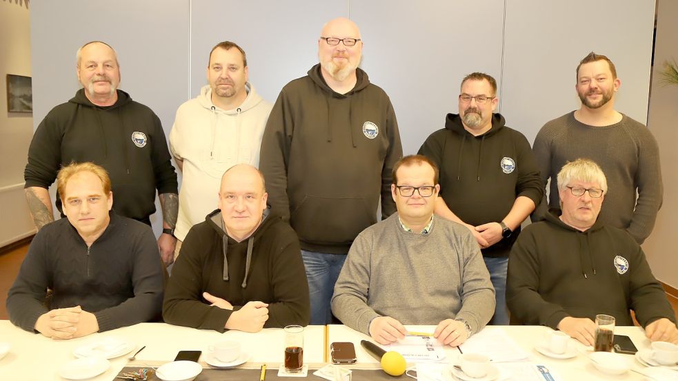Für vier weitere Jahre im Amt und Würden: der Vorstand des Sportfischereivereins Barßel (sitzend, von links): Enno Wilhelms, Johannes Fresenborg, Eilard Büscherhoff, Harry Eisemann sowie (stehend, von links) Jürgen Ley, Jörg Schürmann, Olaf Hobben, Thomas Eden, Maik Diehl. Foto: Passmann