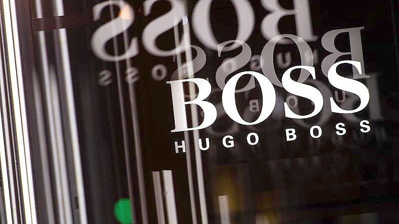 Der Modekonzern Hugo Boss hat dank eines starken vierten Quartals seine Jahresziele übertroffen. Foto: Sebastian Gollnow/dpa