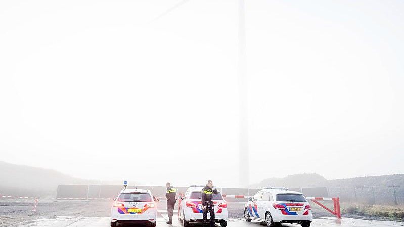 Polizisten am Ort der Ermittlungen, wo ein Vierjähriger tot gefunden wurde. Foto: MARCO DE SWART/ANP/dpa