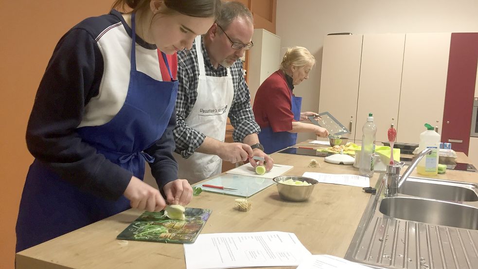 Das Politikdinner, hier mit Hauke Sattler (SPD) und Ursula Stevens-Kimpel (Linke) war ein Versuch in Leer, junge Leute an die Kommunalpolitik heranzuführen. Foto: Mielcarek/Archiv