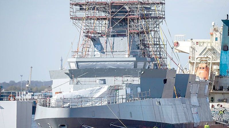 Ein Marineschiff vom Typ Meko 200 für Ägypten liegt im Neustädter Hafen (Archivbild). Foto: Sina Schuldt/dpa