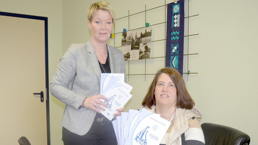 Carmen Grüßing (links), Mitarbeiterin des Bildungswerks Barßel und dessen Vorsitzende, Birgit Bethge, mit den neuen Programmheften, die jetzt an vielen Stellen in Barßel und den umliegenden Ortschaften ausliegen. Foto: Fertig