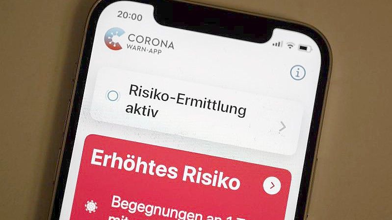 Eine neue Version der Corona-Warn-App kann die verschiedenen Zertifikate zusammenfassen. Foto: Bernd Weißbrod/dpa