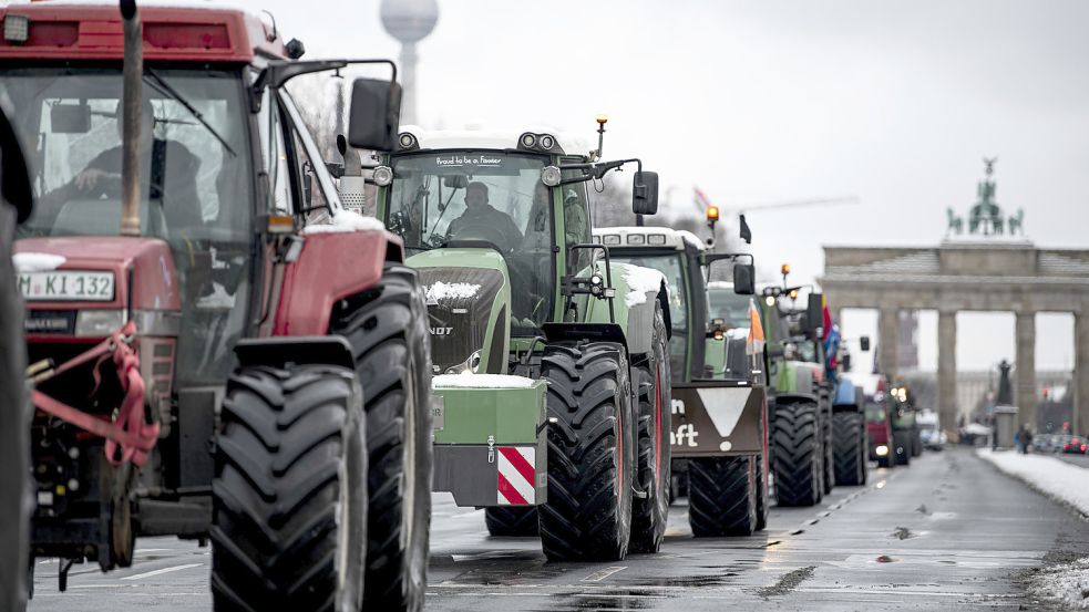 Vor rund einem Jahr war eine Reihe von Traktoren auf der Straße des 17. Juni in Berlin unterwegs. Auch für die Protestaktion am Sonnabend werden wieder Landwirte mit ihren Fahrzeugen in der Hauptstadt erwartet. Foto: Sommer/DPA