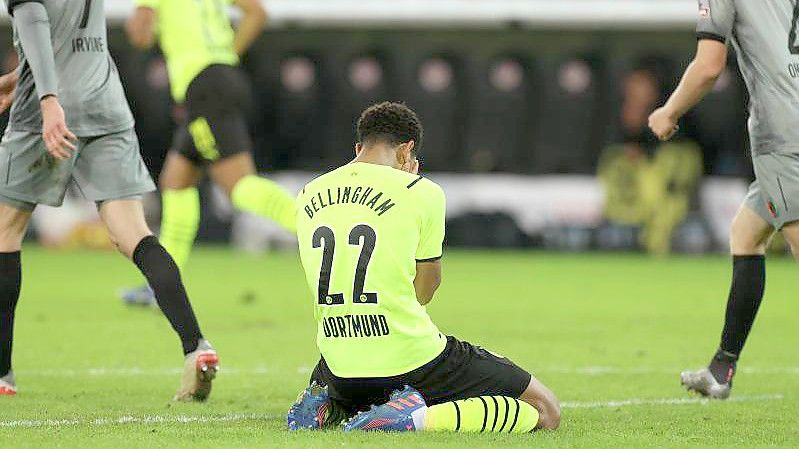 Die Dortmunder um Jude Bellingham verloren beim FC St. Pauli und schieden im DFB-Pokal aus. Foto: Christian Charisius/dpa