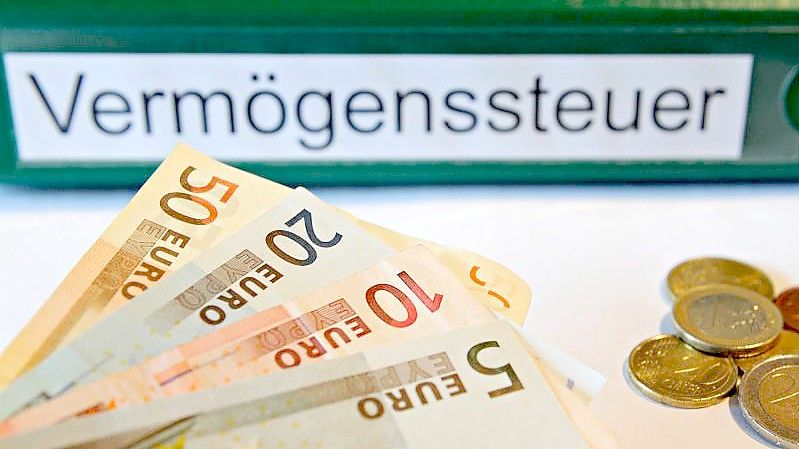 „Besteuert uns, die Reichen, und zwar jetzt“, fordert eine Gruppe von Millionären und Milliardären. Foto: Daniel Bockwoldt/dpa