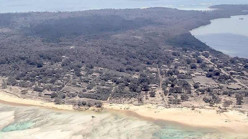 Das Südsee-Archipel Tonga ist nach dem Vulkanausbruch mit einer Ascheschicht bedeckt. Foto: Cpl Vanessa Parker/New Zealand Defense Force/AP/dpa