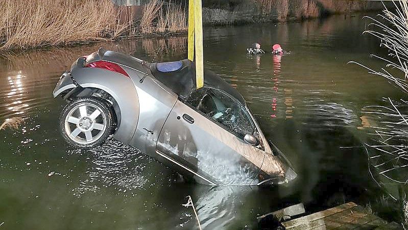 In der Nacht zu Sonntag barg die Feuerwehr in Emden dieses Auto aus dem Fehntjer Tief. Am Steuer hatte ein 31-Jähriger gesessen. Foto: Feuerwehr Emden/DPA