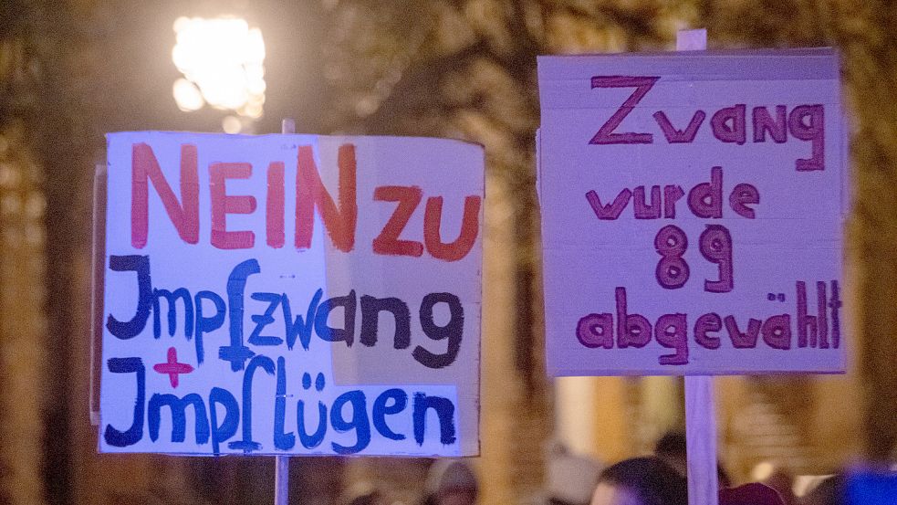 Die Demos gegen die Anti-Corona-Maßnahmen der Bundesregierung reißen nicht ab. Auch gegen Impfpflicht und Impfzwang richten sich die Proteste – wie hier am Montag in Greifswald. Foto: Sauer/dpa