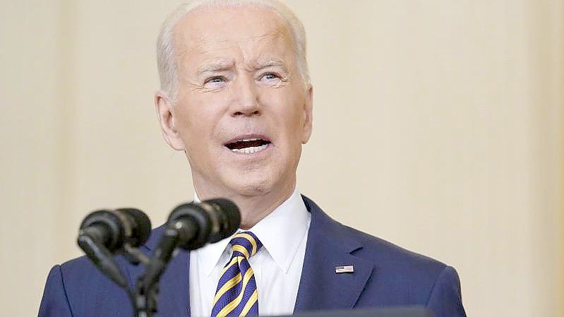 Joe Biden, Präsident der USA, spricht während einer Pressekonferenz im East Room des Weißen Hauses. Foto: Susan Walsh/AP/dpa