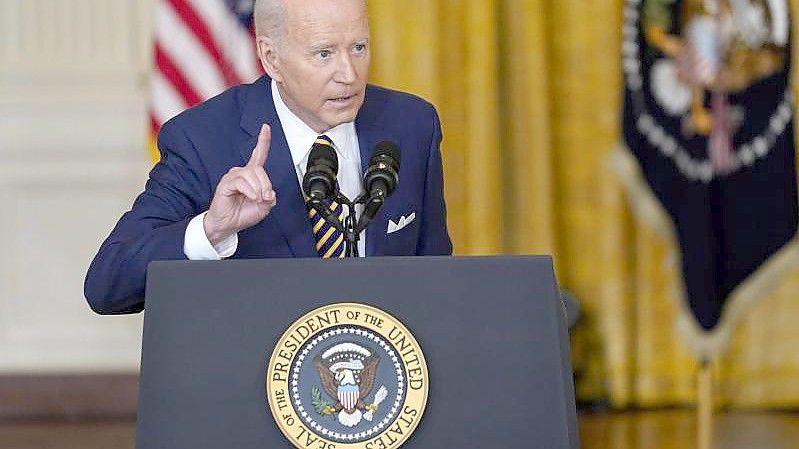 US-Präsident Joe Biden spricht während einer Pressekonferenz im East Room des Weißen Hauses. Foto: Susan Walsh/AP/dpa