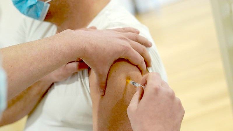 Ein Mann lässt sich in einem Hamburger Fitnessstudio impfen. Foto: Marcus Brandt/dpa