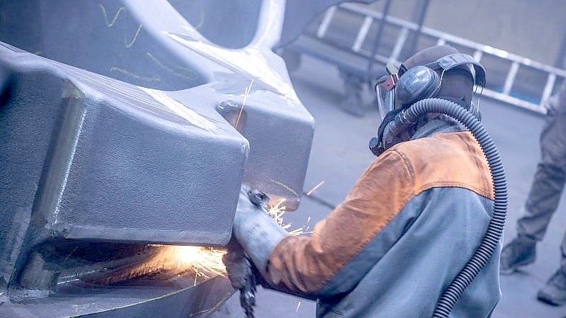 In einer Eisengießerei - auch Metalle sind teurer geworden. Foto: Jens Büttner/dpa-Zentralbild/dpa