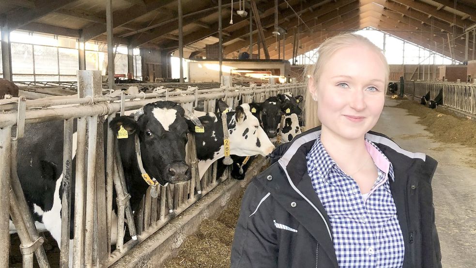 Hannah Herzog im Futtergang des Milchviehbetriebs Boyken in Vreschen-Bokel, in dem sie als Herdenmanagerin arbeitet: Die 21-jährige Barßelerin ist eine von 30 Auszubildenden grüner Berufe, die von der Landwirtschaftskammer Niedersachsen wegen hervorragender Leistungen mit einem Stipendium ausgezeichnet wurde. Unter den Stipendiaten ist sie die einzige Landwirtin. Foto: privat