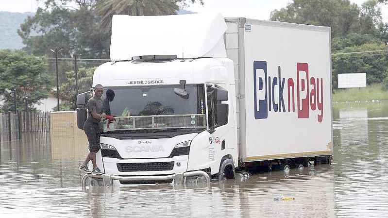 Eine überflutete Straße in Ladysmith. Das anhaltende Extremwetter mit starken Regenfällen in Südafrika hat schon mehrere Menschenleben gefordert. Foto: Uncredited/AP/dpa