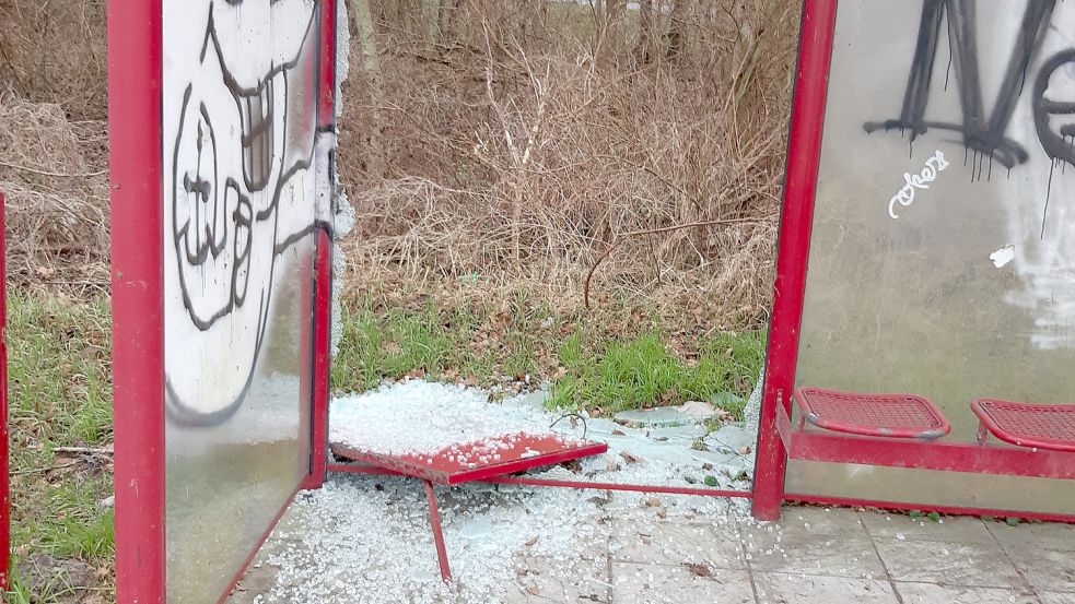 Überall liegen Glasscherben rum: Unbekannte haben eine Scheibe eines Buswartehäuschens eingeworfen. Foto: Gemeinde