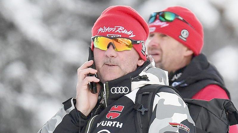 Christian Schwaiger (l), Herren-Bundestrainer des Deutschen Skiverbands (DSV). Foto: Angelika Warmuth/dpa