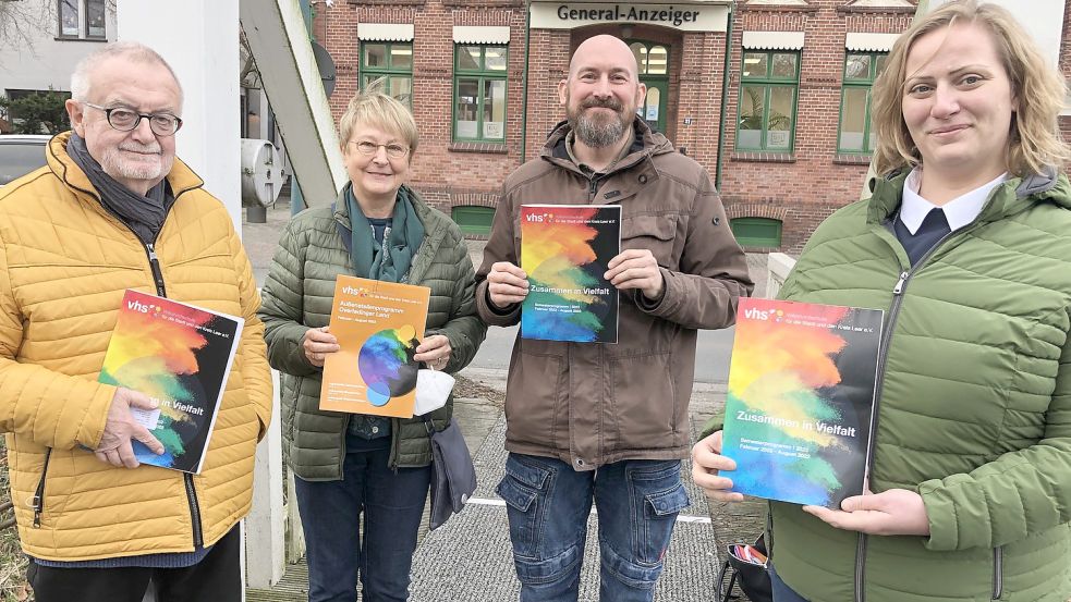 Sie stellen das Programm der Volkshochschule vor: (von links) Vorstandsvorsitzender Jörg Furch, Ostrhauderfehns Außenstellen-Leiterin Christiane Bäre-Kleem, Sebastian Schatz vom Marketing und Leiterin Raphaela Huber. Foto: Zein