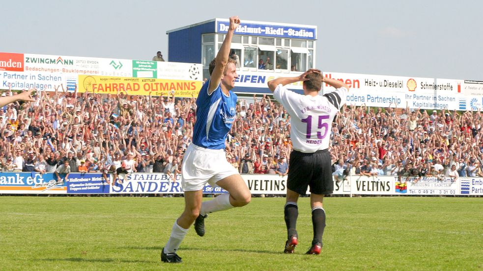 Im Juni 2003 erzielte Andreas Gerdes-Wurpts sein emotionalstes Tor für Kickers Emden: Ihm gelang in der 76. Minute das 2:2 im Drittliga-Aufstiegsspiel gegen den VfR Neumünster – Kickers war in diesem Augenblick aufgestiegen. Doch Neumünsters 3:2 stürzte Emden ins Tal der Tränen. Bild: Archiv