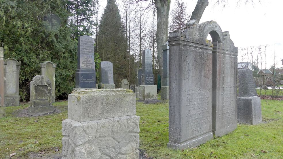 Der Schaden an einem Grabstein ist nach Angaben von Bodo Gideon Riethmüller, der beim Landesverband jüdischer Gemeinden von Niedersachsen für die Friedhöfe zuständig ist, irreversibel. Foto: Gettkowski