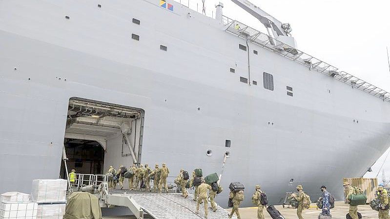 Soldaten betreten im Hafen von Brisbane die HMAS Adelaide bevor sie nach Tonga abreisen. Foto: Robert Whitmore/ADF/AP/dpa
