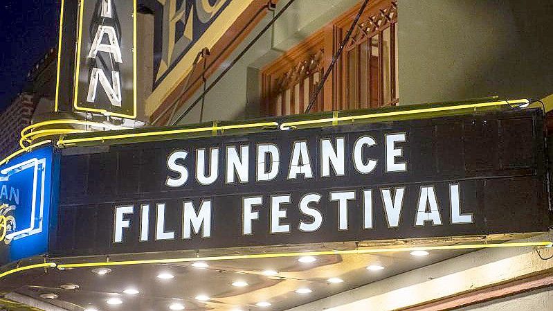 Vor dem Eingang des Egyptian Theatre in Park City leuchtet der Schriftzug zum "Sundance Film Festival". Foto: Arthur Mola/Invision/dpa