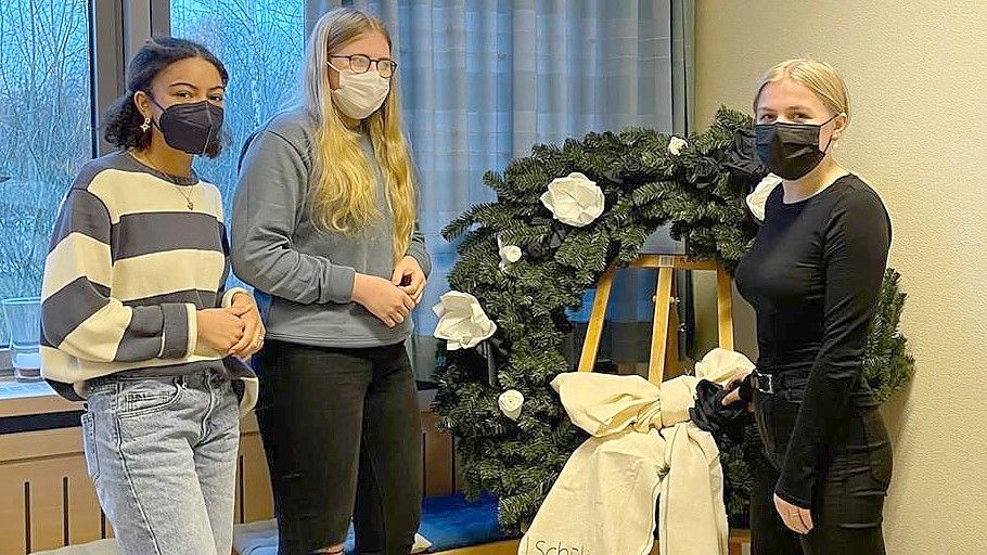 Auch die Schülerinnen (von links) Regina-Marie Roßbach, Anna Würdemann und Änni Plaisir gehören zum Seminarfach und bereiten mit den anderen Seminarteilnehmern die Gedenkveranstaltung vor. Foto: Chudzinski-Schubert