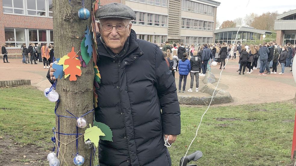 Gemeinsam mit den Schülern des jetzigen Albrecht-Weinberg-Gymnasiums pflanzte der 96-Jährige Albrecht Weinberg eine rund 40 Jahre alte Linde auf dem Schulhof in Rhauderfehn. Das Foto zeigt Weinberg mit der Linde, die er der Rhauderfehner Schule geschenkt hat. Archivfoto: Fäustel