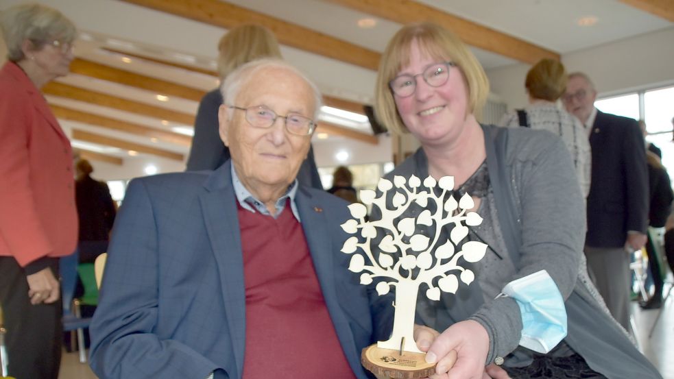 Ulrike Janssen, Schulleiterin des Albrecht-Weinberg-Gymnasiums, überreichte Albrecht Weinberg während einer Feierstunde im November symbolisch einen Baum der Verbundenheit. Archivfoto: Ammermann