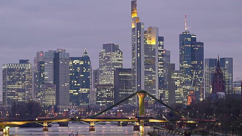 Blick auf die Skyline der Bankenstadt Frankfurt: Deutschlands Mittelständler müssen nach Berechnungen der Bundesbank keine deutliche Verteuerung von Krediten infolge der verschärften Kapitalvorschriften für Banken fürchten. Foto: Arne Dedert/dpa